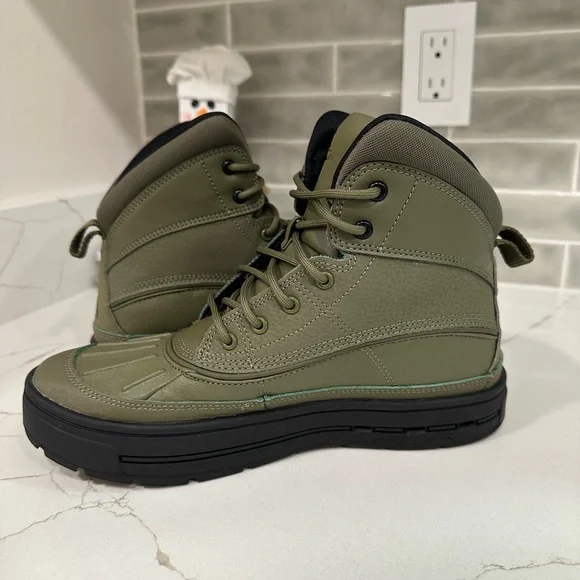 Nike Woodside 2. Duckboots. Youth Size 6. Color Green And Black.